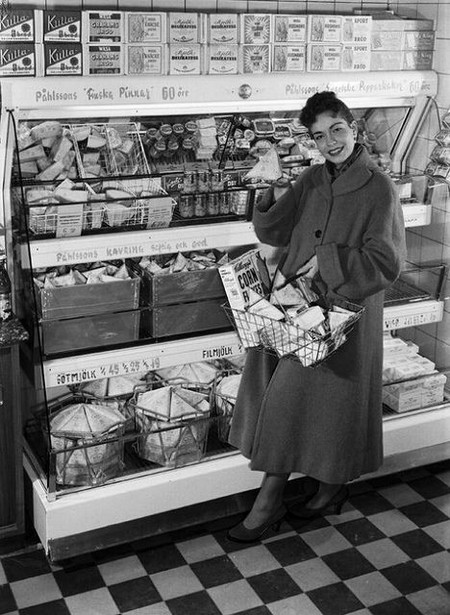 la caustique mystique au supermarché, circa 1950
