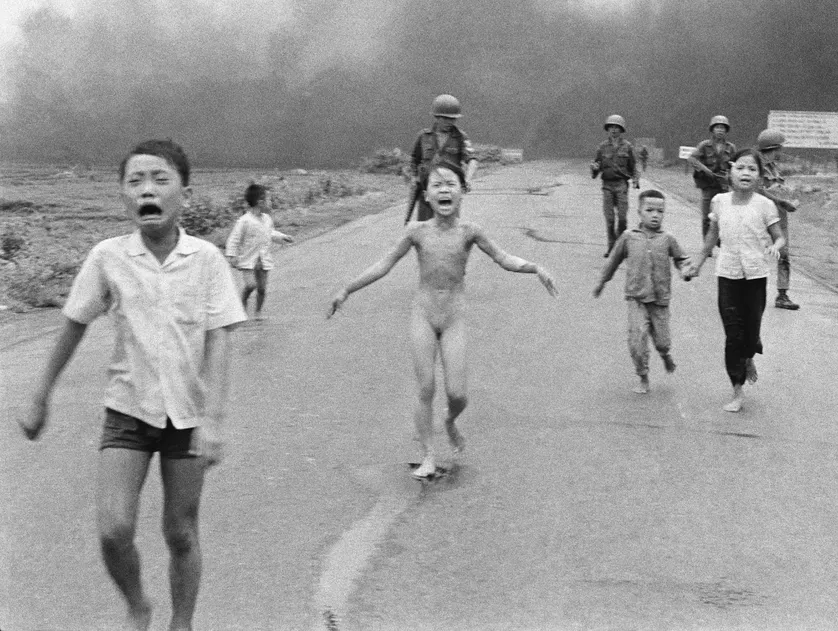 Des soldats sud-vietnamiens suivent des enfants terrifiés, dont Kim Phuc, âgée de 9 ans, qui courent et s’enfuient après le bombardement au napalm d’un lieu suspecté comme un repère Viêt-Cong, le 8 juin 1972.• Crédits : AP Photo/Nick Ut - Sipa