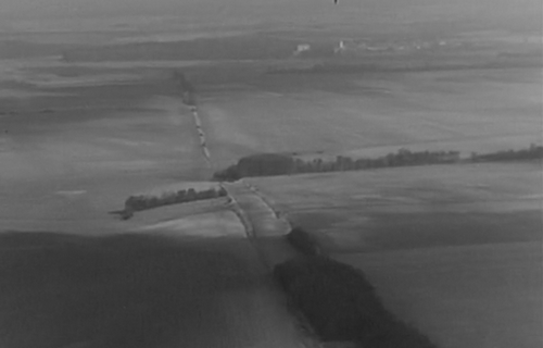Photographie aérienne de Roger Agache. 
Source: INA, https://fresques.ina.fr/picardie/fiche-media/Picard00626/l-archeologie-aerienne-avec-roger-agache.html